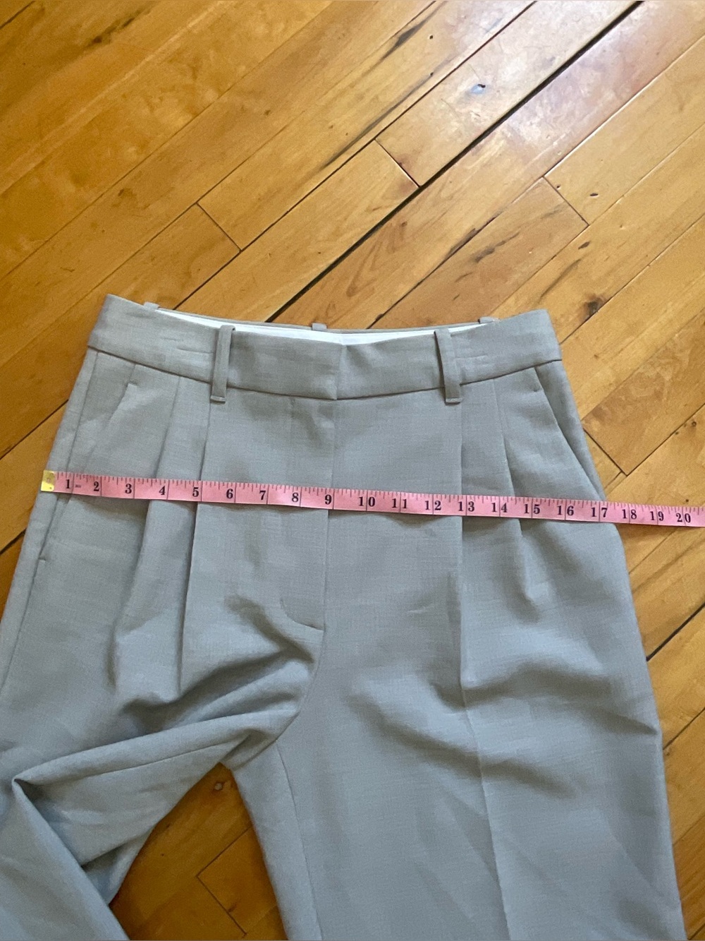 Aritzia
$148
The Effortless Pant™ - Crepette™ - Picture 9 of 13